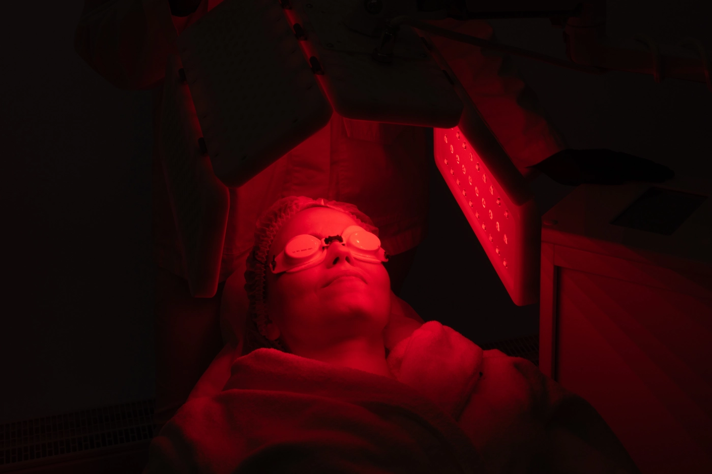 Hey Body - Rotlicht Anwendung/Therapie - Entspannende Gesichtsbehandlung mit Rotlichttherapie im Spa-Ambiente