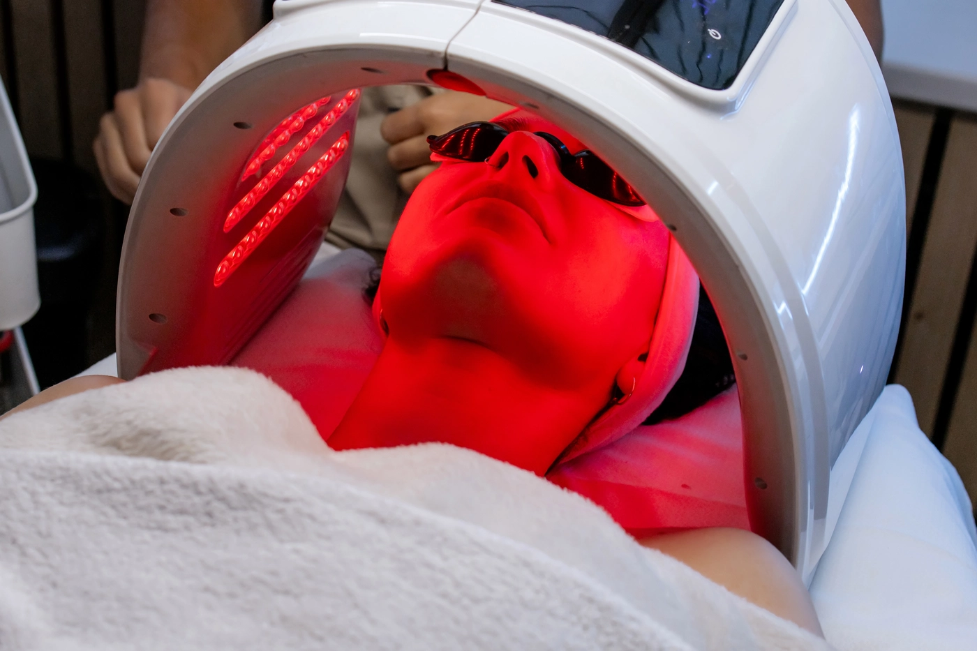 Hey Body - Rotlicht Anwendung/Therapie - LED-Lichttherapie-Gesichtsbehandlung in einer Schönheitsklinik mit Rotlicht und Augenschutz