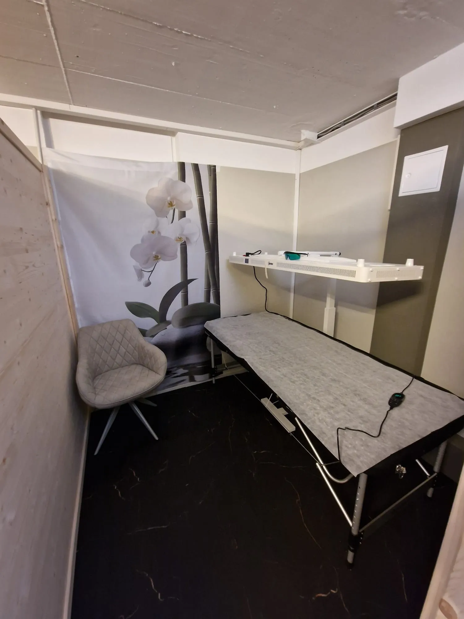 Hey Body - Rotlicht Anwendung/Therapie - Frau bekommt Gesichtsbehandlung mit Rotlicht