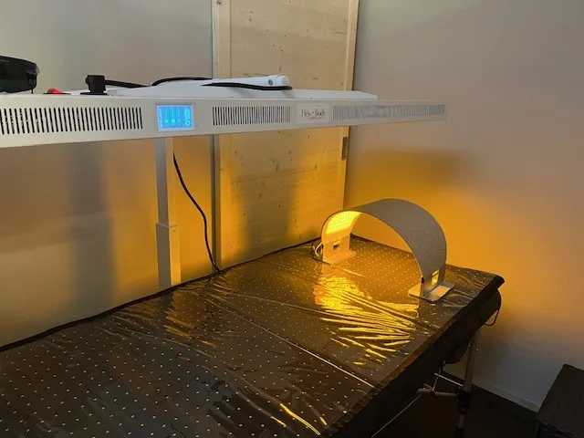 Hey Body - Rotlicht Anwendung/Therapie - Junger Mann leidet unter Schmerzen im Knie