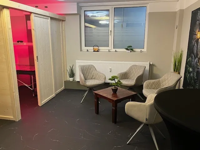 Hey Body - Rotlicht Anwendung/Therapie - Frau mit großem roten, schuppigen Ausschlag, die an Psoriasis-Arthritis im Ellenbogenbereich leidet