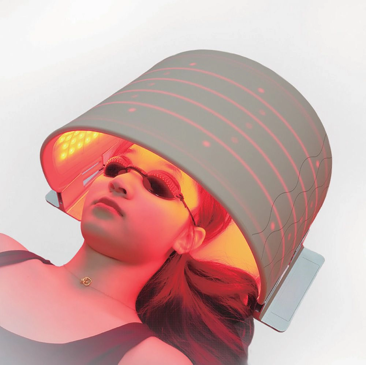 Hey Body - Rotlicht Anwendung/Therapie - Frau bekommt Gesichtsbehandlung mit Rotlicht